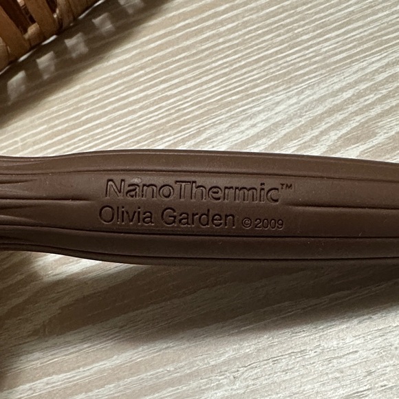 Olivia Garden NanoThermic Ceramic + Ion 3 1/4” round brush - Picture 4 of 6